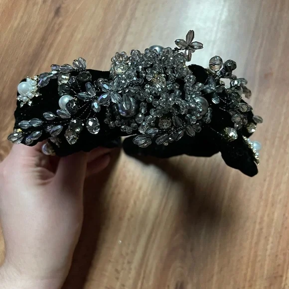 Baroque Bow Embellished Headband - Picture 4 of 9